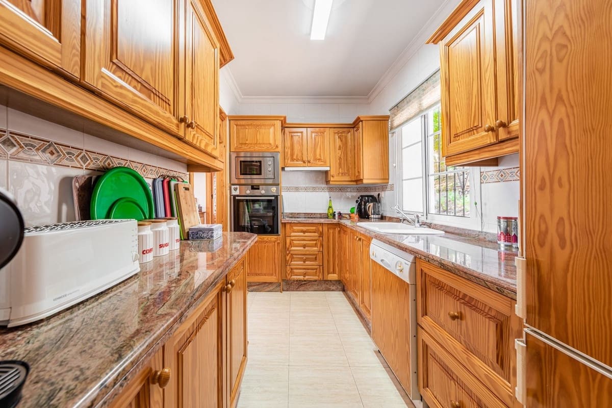 5 bedroom Villa for sale in Nerja with pool garage - € 945,000 (Ref: 9235489)