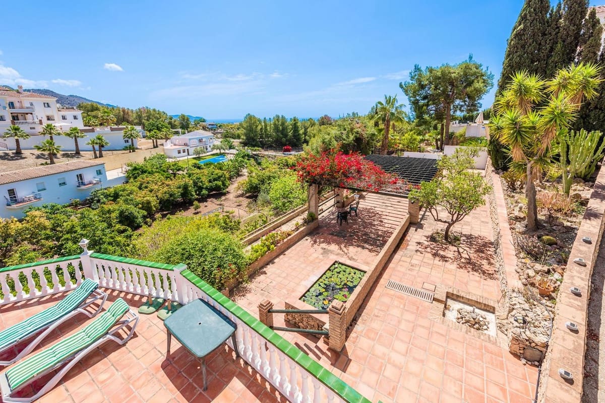 5 bedroom Villa for sale in Nerja with pool garage - € 945,000 (Ref: 9235489)