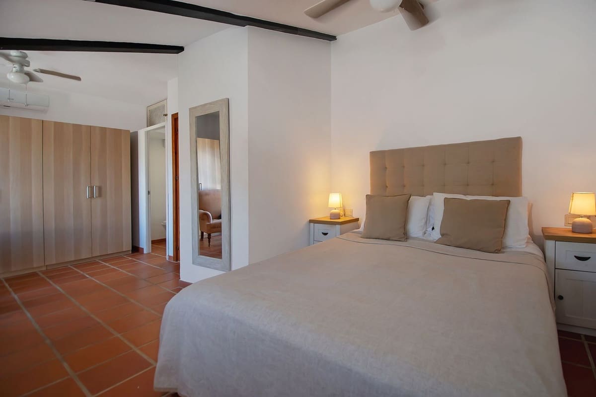 3 soveværelse Villa til salg i La Herradura med swimmingpool garage - € 525.000 (Ref: 9311612)