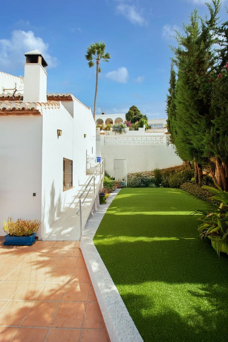 3 bedroom Villa for sale in La Herradura with pool garage - € 499,000 (Ref: 9311612)