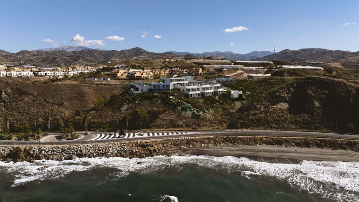 3 soverom Kjedet enebolig til salgs i Lagos med svømmebasseng garasje - € 388 000 (Ref: 9436336)