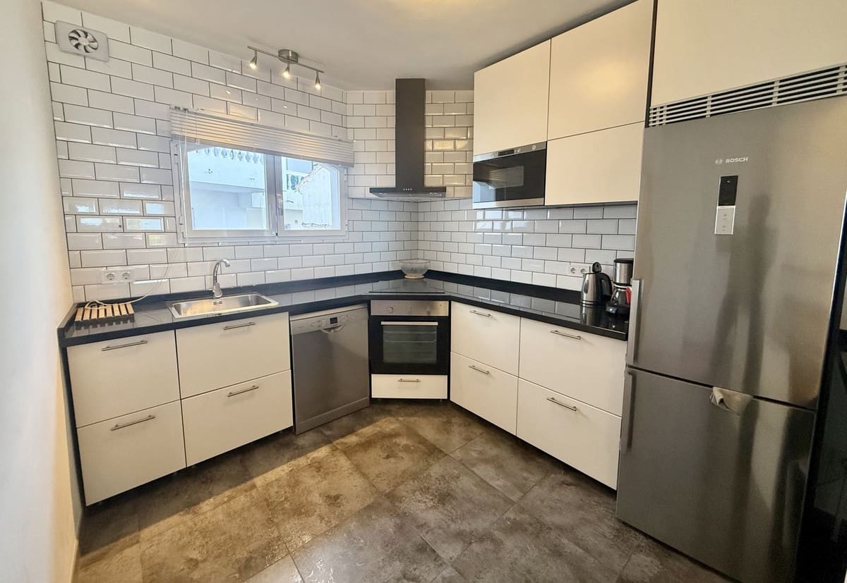 3 soverom Hus til salgs i Nerja med svømmebasseng garasje - € 349 000 (Ref: 9539673)