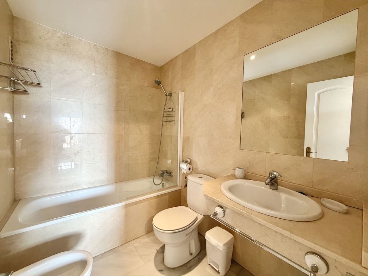 Apartamento de 2 habitaciones en Nerja en venta con piscina garaje - 420.000 € (Ref: 9542704)