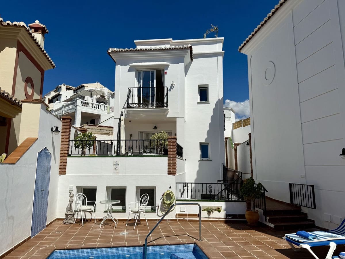3 soveværelse Villa til salg i Nerja med swimmingpool garage - € 600.000 (Ref: 9570113)