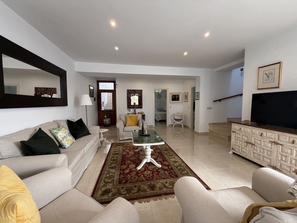 3 bedroom Villa for sale in Nerja with pool garage - € 600,000 (Ref: 9570113)