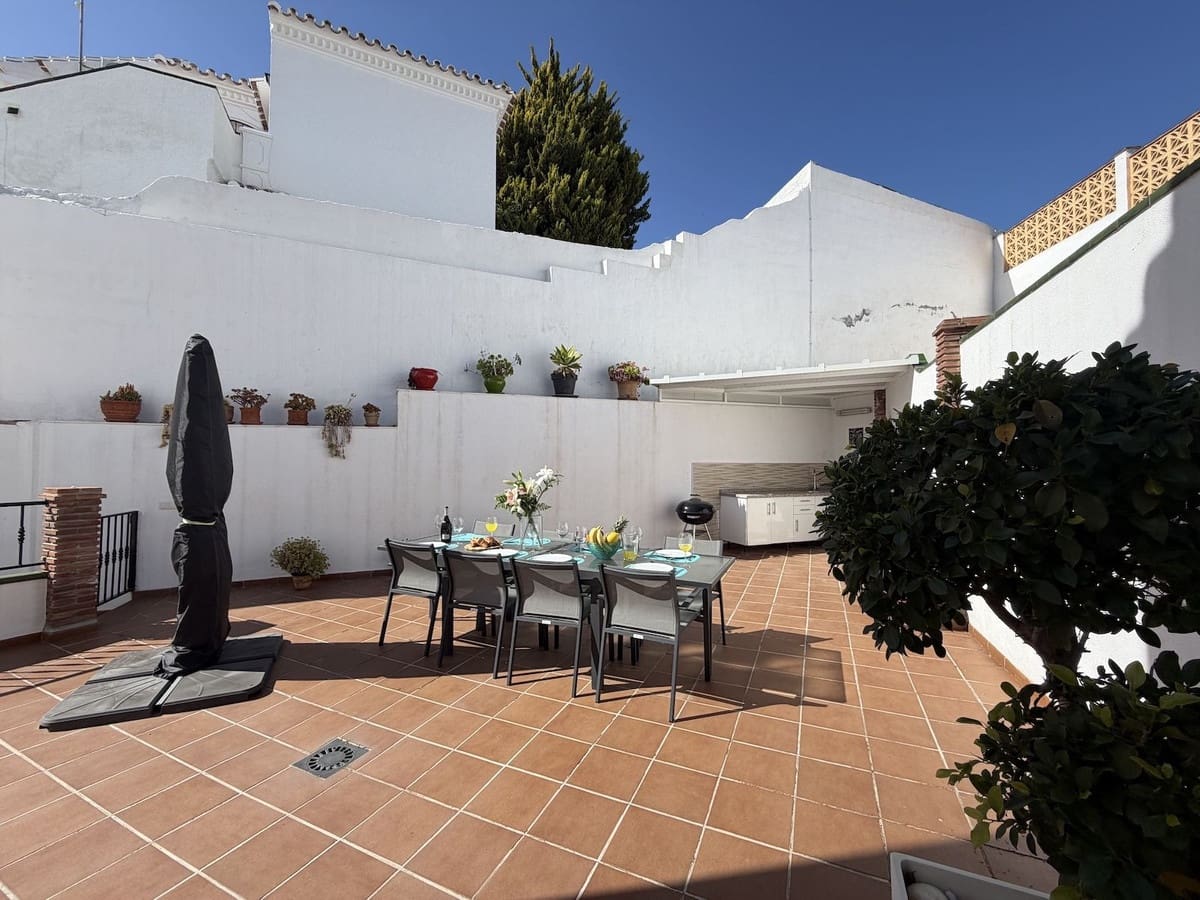 3 bedroom Villa for sale in Nerja with pool garage - € 600,000 (Ref: 9570113)