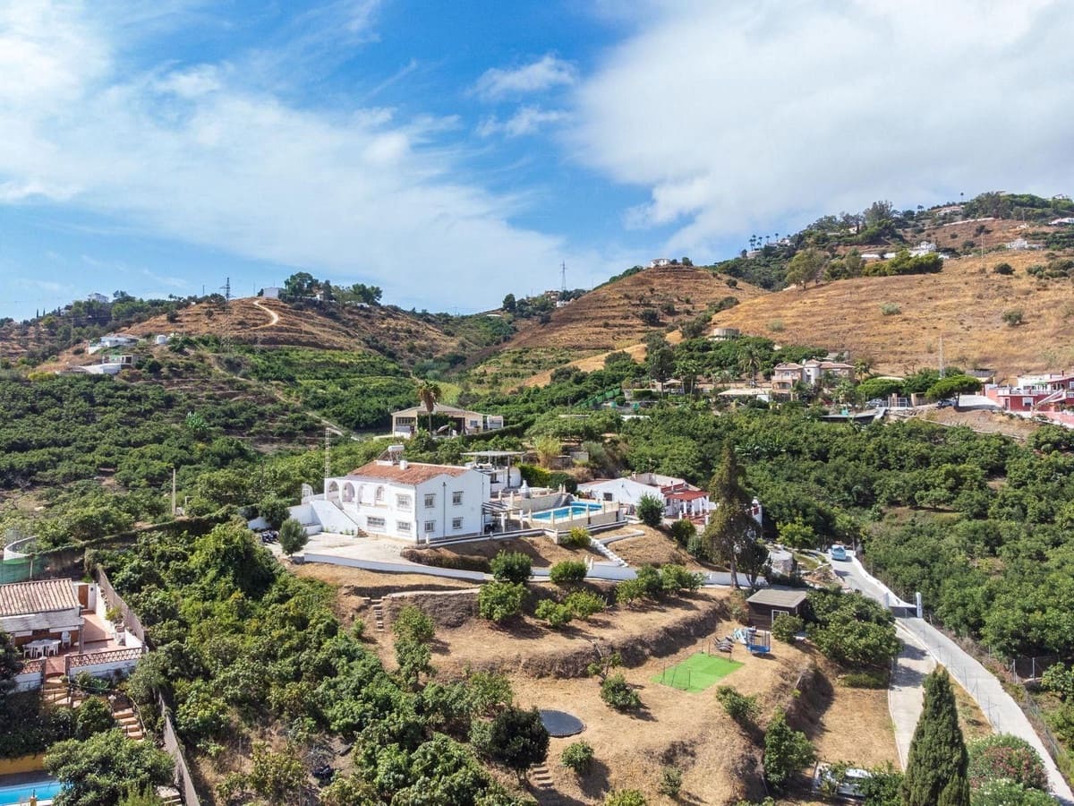 6 bedroom Villa for sale in Nerja with pool garage - € 1,099,000 (Ref: 9614239)