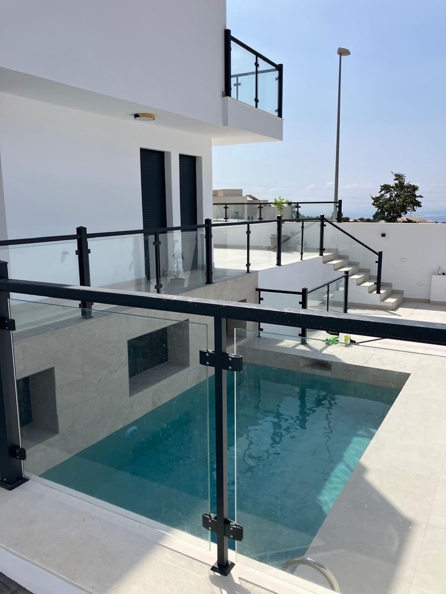 3 soveværelse Villa til salg i Nerja med swimmingpool - € 829.000 (Ref: 9614240)
