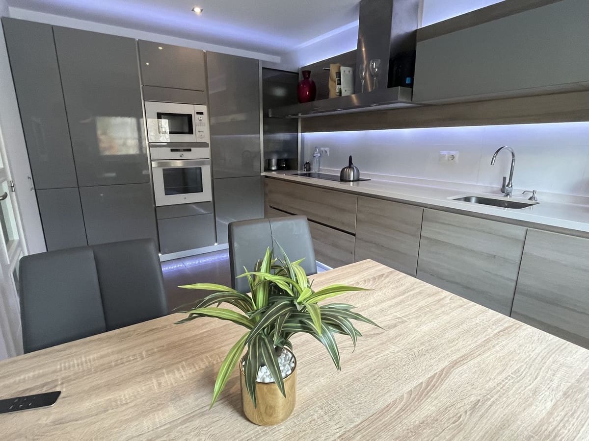 Maison de Ville de 3 chambres à louer à Nueva Andalucia avec piscine garage - 3 200 € (Ref: 9669246)