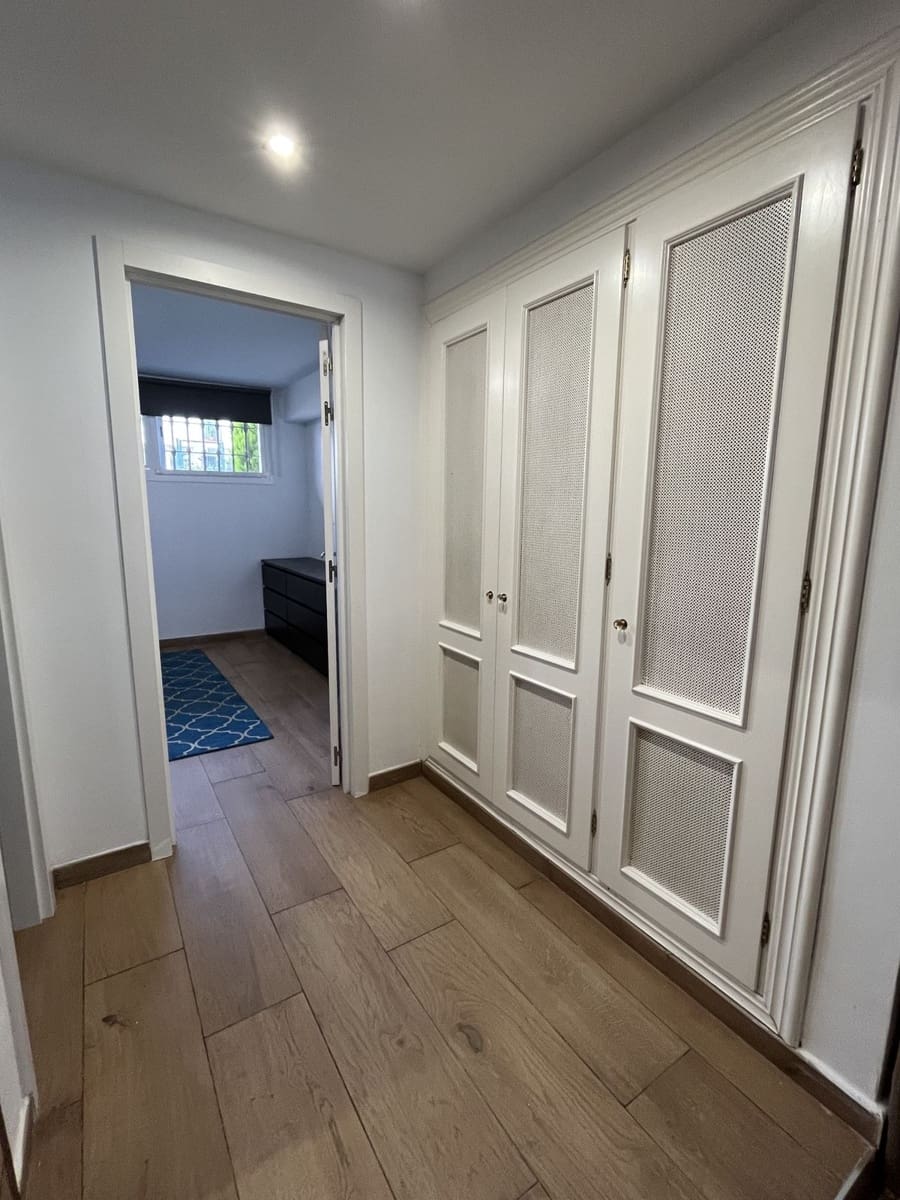 1 slaapkamer Appartement te huur in Nueva Andalucia met garage - € 1.350 (Ref: 9669246)