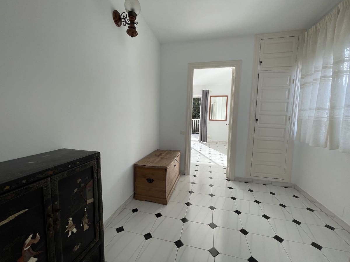 4 slaapkamer Villa te huur in Nerja met zwembad garage - € 2.000 (Ref: 9685637)