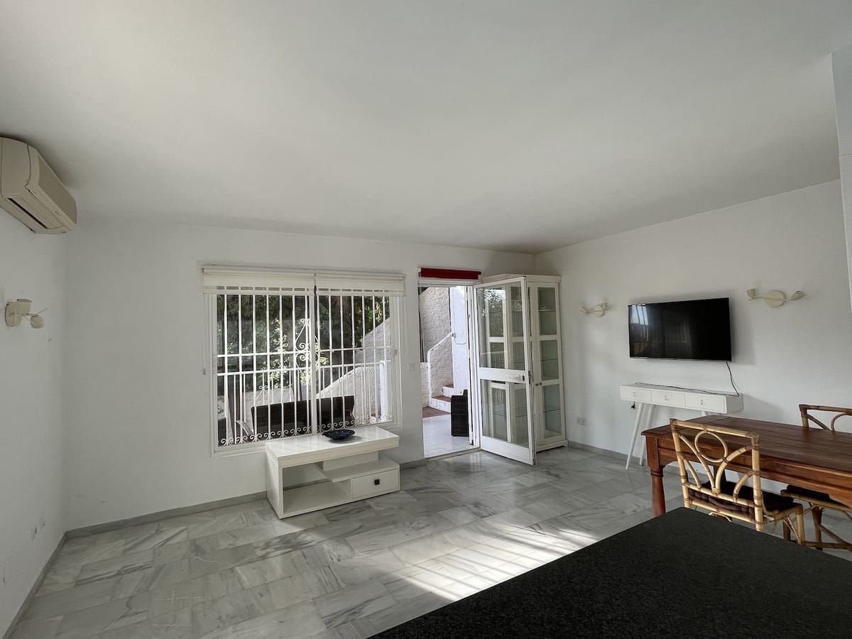 4 slaapkamer Villa te huur in Nerja met zwembad garage - € 2.000 (Ref: 9685637)