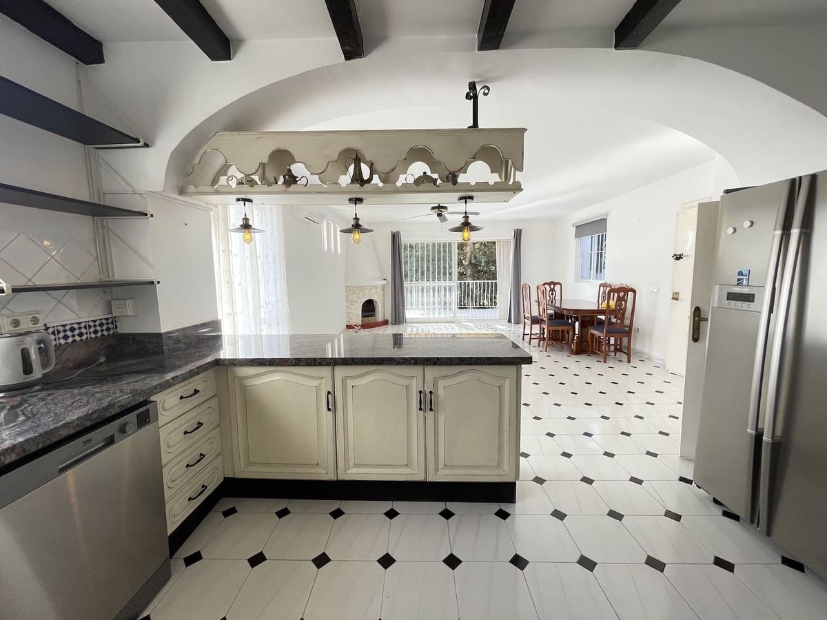 4 bedroom Villa for rent in Nerja with pool garage - € 2,200 (Ref: 9685637)