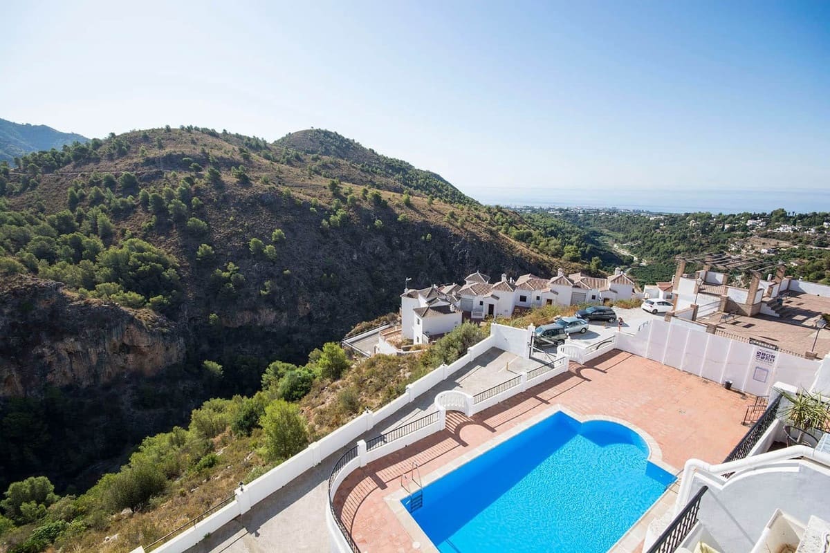 2 bedroom Apartment for sale in Frigiliana with pool - € 349,000 (Ref: 9689898)
