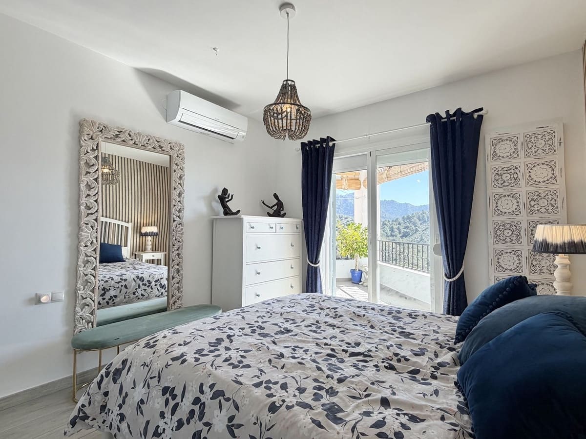 2 bedroom Apartment for sale in Frigiliana with pool - € 349,000 (Ref: 9689898)