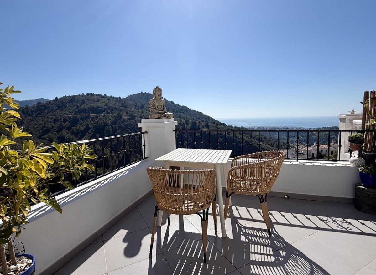 2 bedroom Apartment for sale in Frigiliana with pool - € 349,000 (Ref: 9689898)