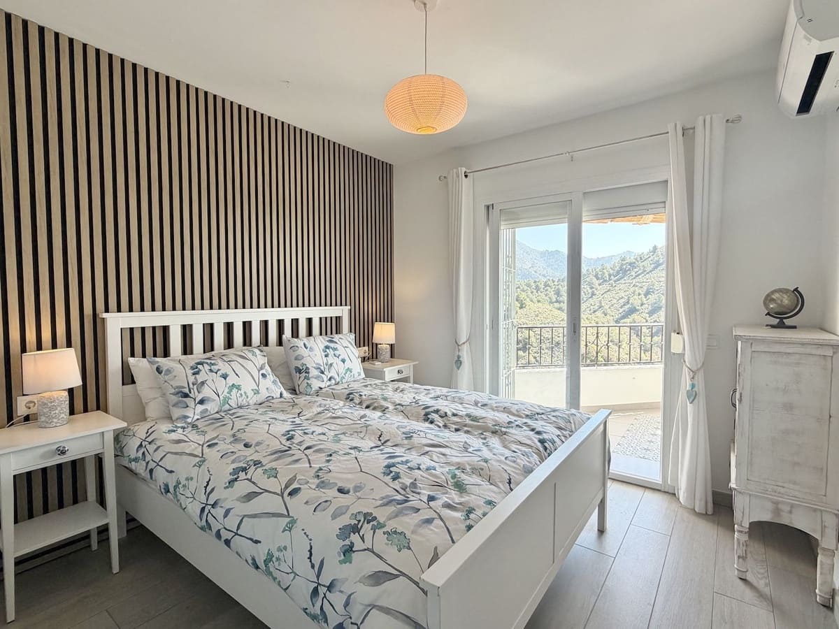 2 bedroom Apartment for sale in Frigiliana with pool - € 349,000 (Ref: 9689898)