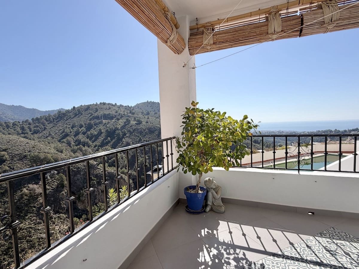 2 bedroom Apartment for sale in Frigiliana with pool - € 349,000 (Ref: 9689898)