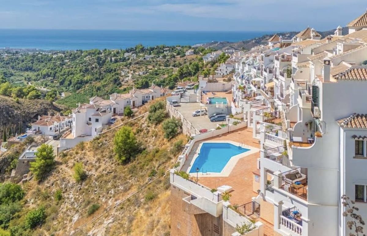 2 bedroom Apartment for sale in Frigiliana with pool - € 349,000 (Ref: 9689898)