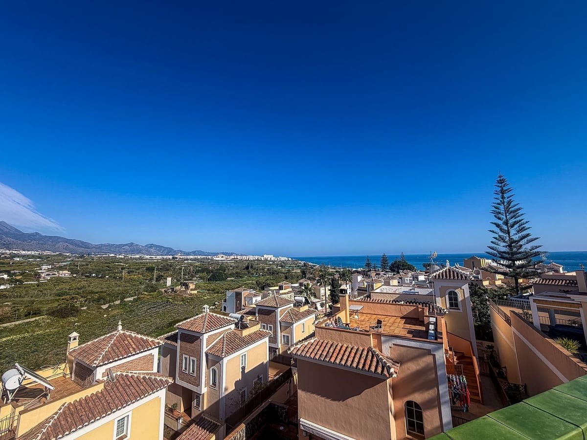 2 bedroom Penthouse for sale in Nerja with pool - € 315,000 (Ref: 9746842)