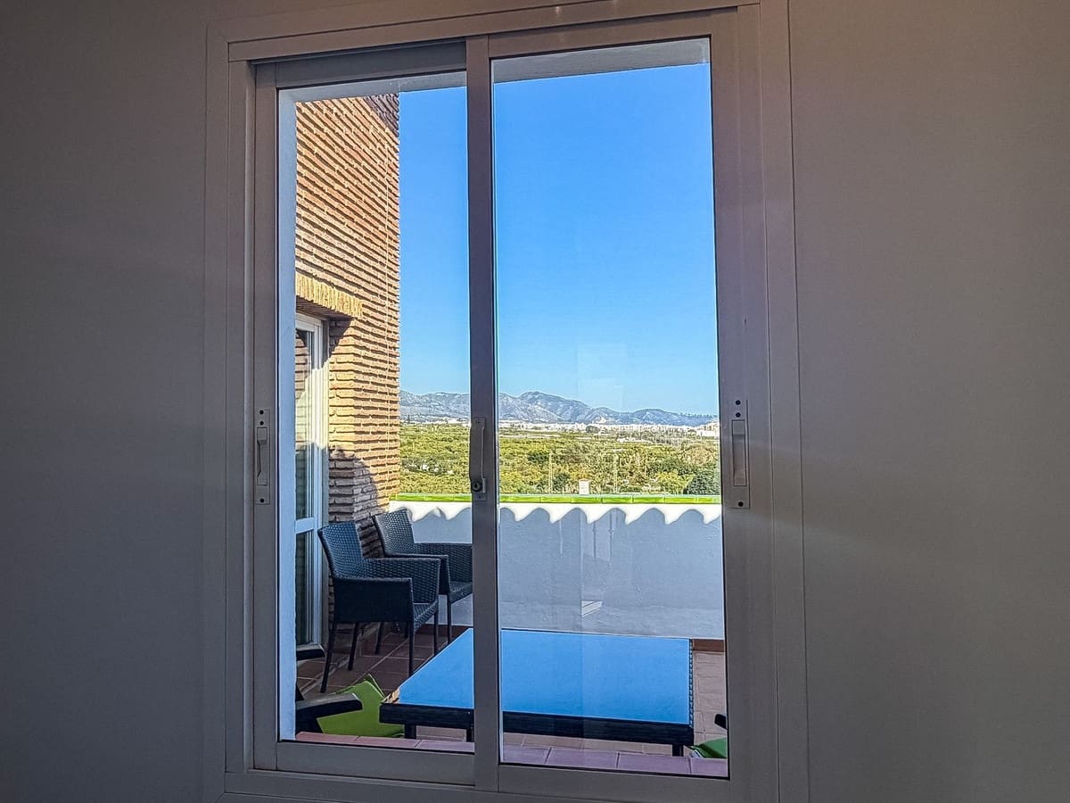 2 slaapkamer Penthouse te koop in Nerja met zwembad - € 315.000 (Ref: 9753654)