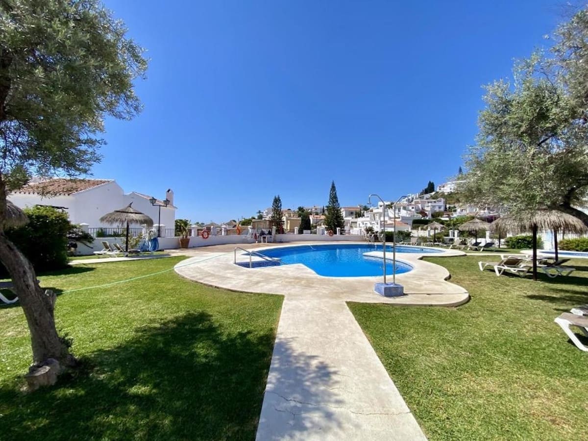 2 slaapkamer Penthouse te koop in Nerja met zwembad - € 315.000 (Ref: 9753654)