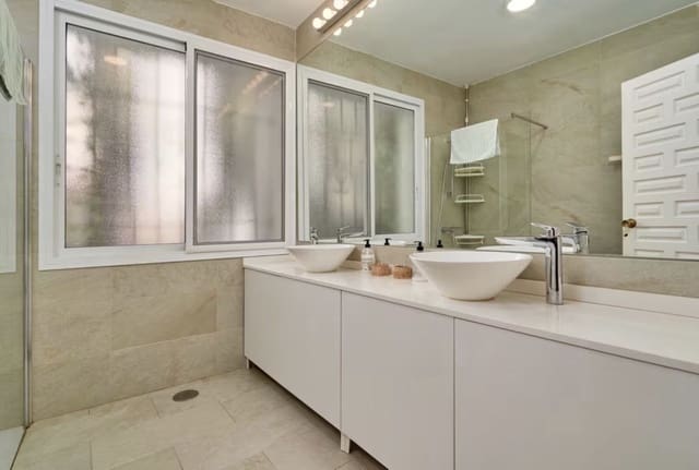 4 Zimmer Villa zu vermieten in Nerja mit Pool Garage - 3.100 € (Ref: 9770308)