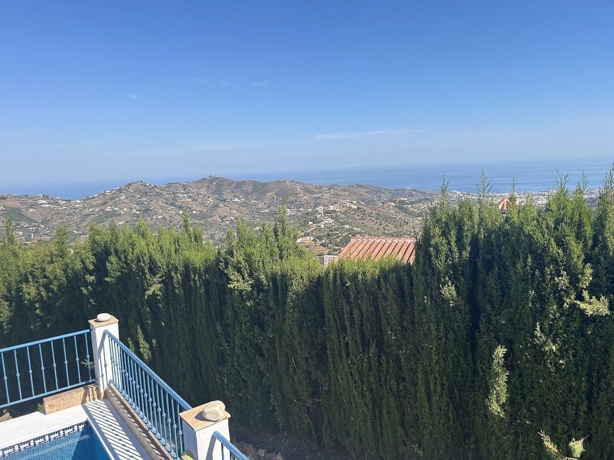 3 bedroom Villa for sale in Torrox with pool garage - € 350,000 (Ref: 9877493)