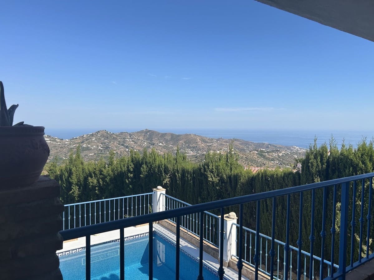 3 bedroom Villa for sale in Torrox with pool garage - € 350,000 (Ref: 9877493)