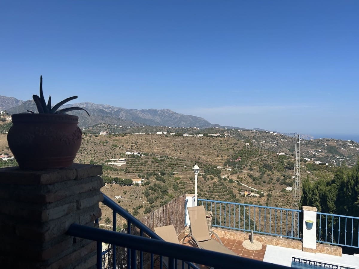 3 bedroom Villa for sale in Torrox with pool garage - € 350,000 (Ref: 9877493)