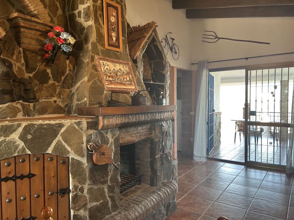 3 bedroom Villa for sale in Torrox with pool garage - € 350,000 (Ref: 9877493)