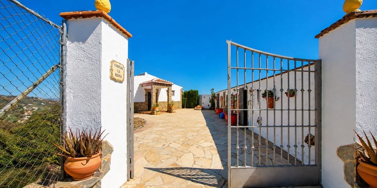 3 soveværelse Villa til salg i Torrox med swimmingpool garage - € 350.000 (Ref: 9877493)