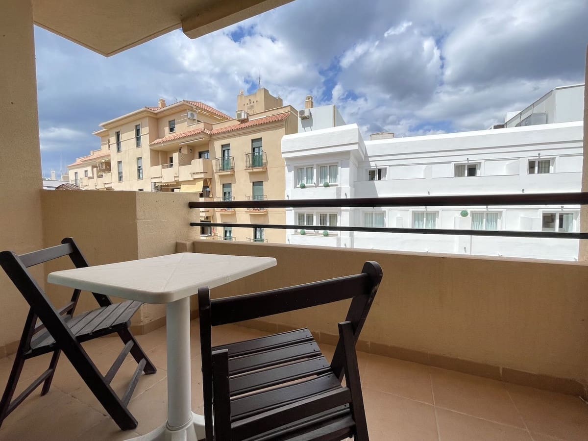 2 makuuhuone Huoneisto vuokrattavana paikassa Nerja mukana uima-altaan 
autotalli - 950 € (Ref: 9895386)