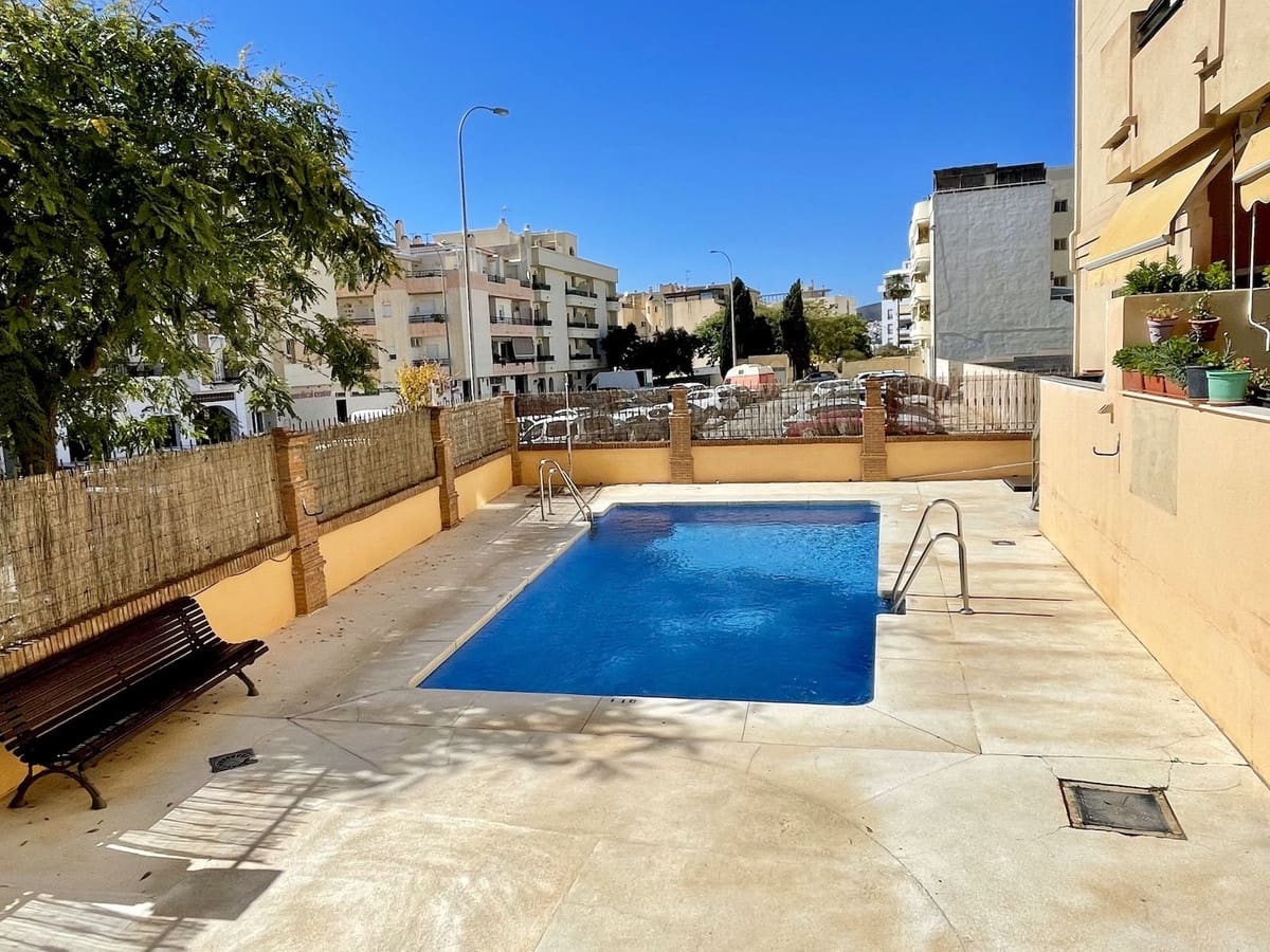 2 makuuhuone Huoneisto vuokrattavana paikassa Nerja mukana uima-altaan 
autotalli - 950 € (Ref: 9895386)