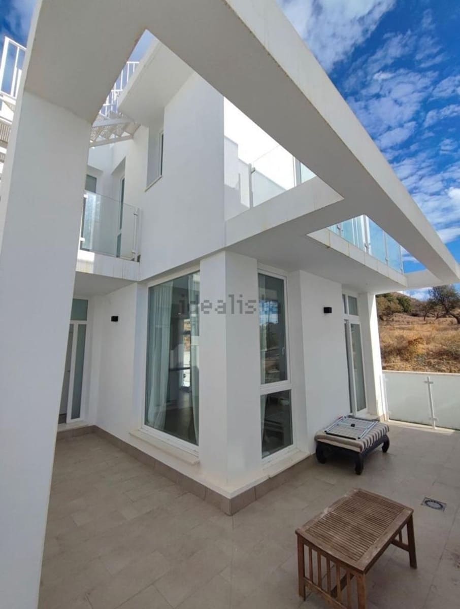 3 bedroom Villa for sale in Nerja with pool garage - € 550,000 (Ref: 9921422)