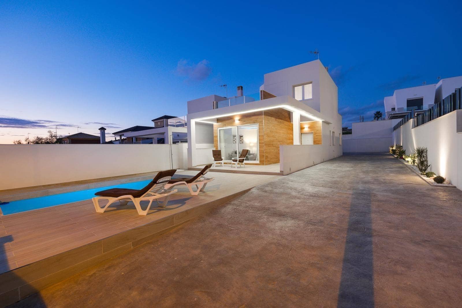 3 soveværelse Villa til salg i Torrevieja med swimmingpool - € 550.000 (Ref: 10031747)