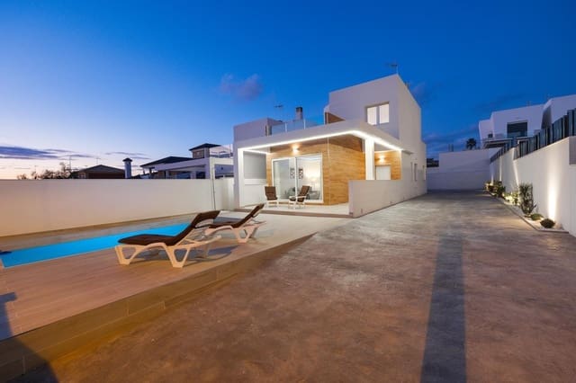 3 soveværelse Villa til salg i Aguas Nuevas, Torrevieja med swimmingpool - € 550.000 (Ref: 10031747)