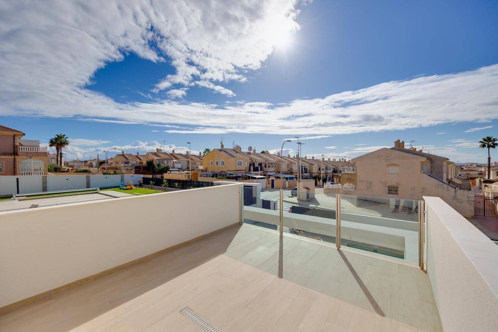 3 soveværelse Villa til salg i Torrevieja med swimmingpool - € 550.000 (Ref: 10031747)