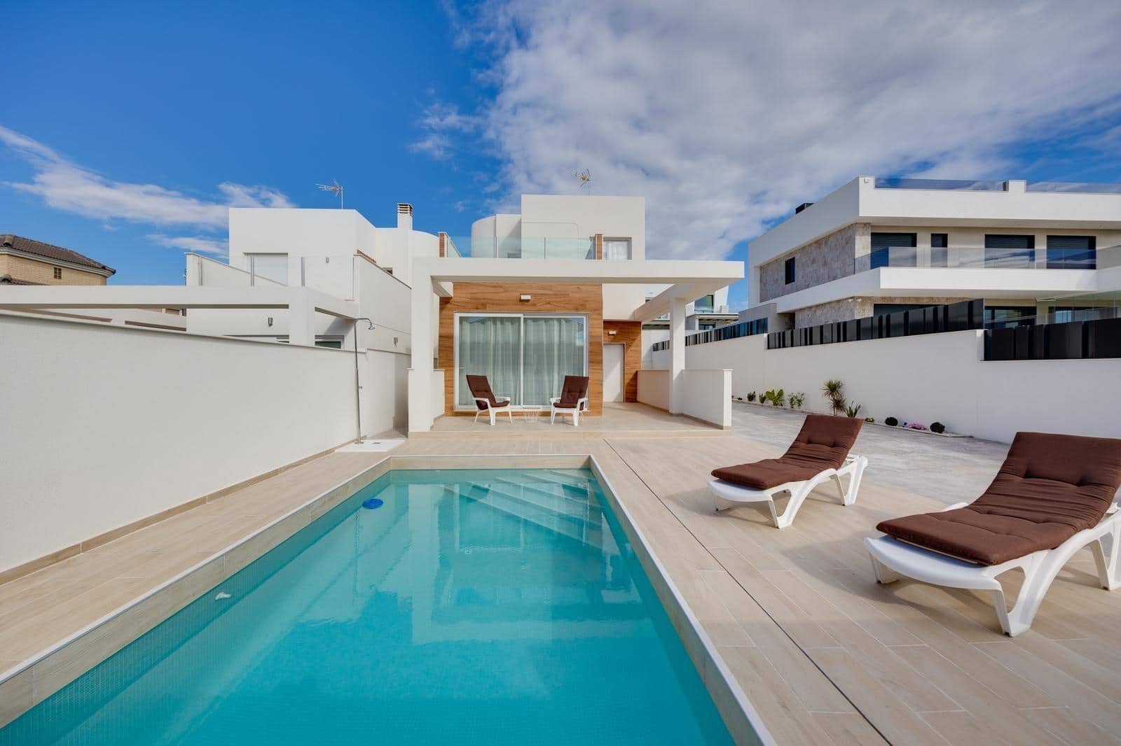 3 soveværelse Villa til salg i Torrevieja med swimmingpool - € 550.000 (Ref: 10031747)