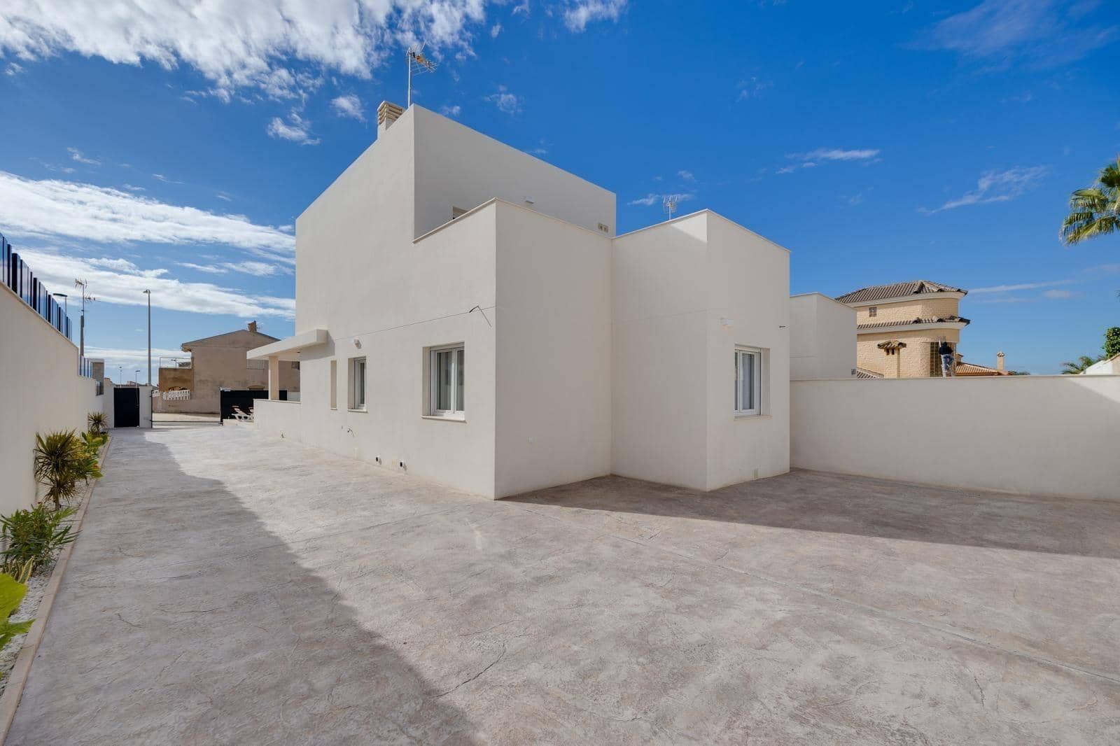 3 soveværelse Villa til salg i Torrevieja med swimmingpool - € 550.000 (Ref: 10031747)