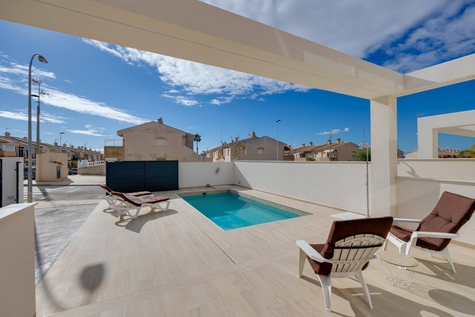 3 soveværelse Villa til salg i Torrevieja med swimmingpool - € 550.000 (Ref: 10031747)