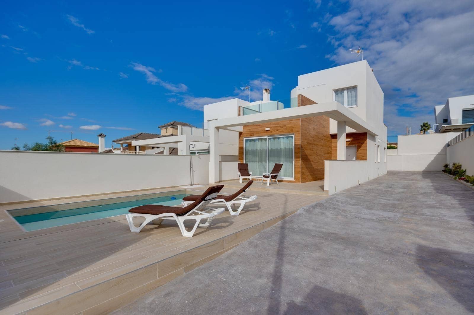 3 soveværelse Villa til salg i Torrevieja med swimmingpool - € 550.000 (Ref: 10031747)