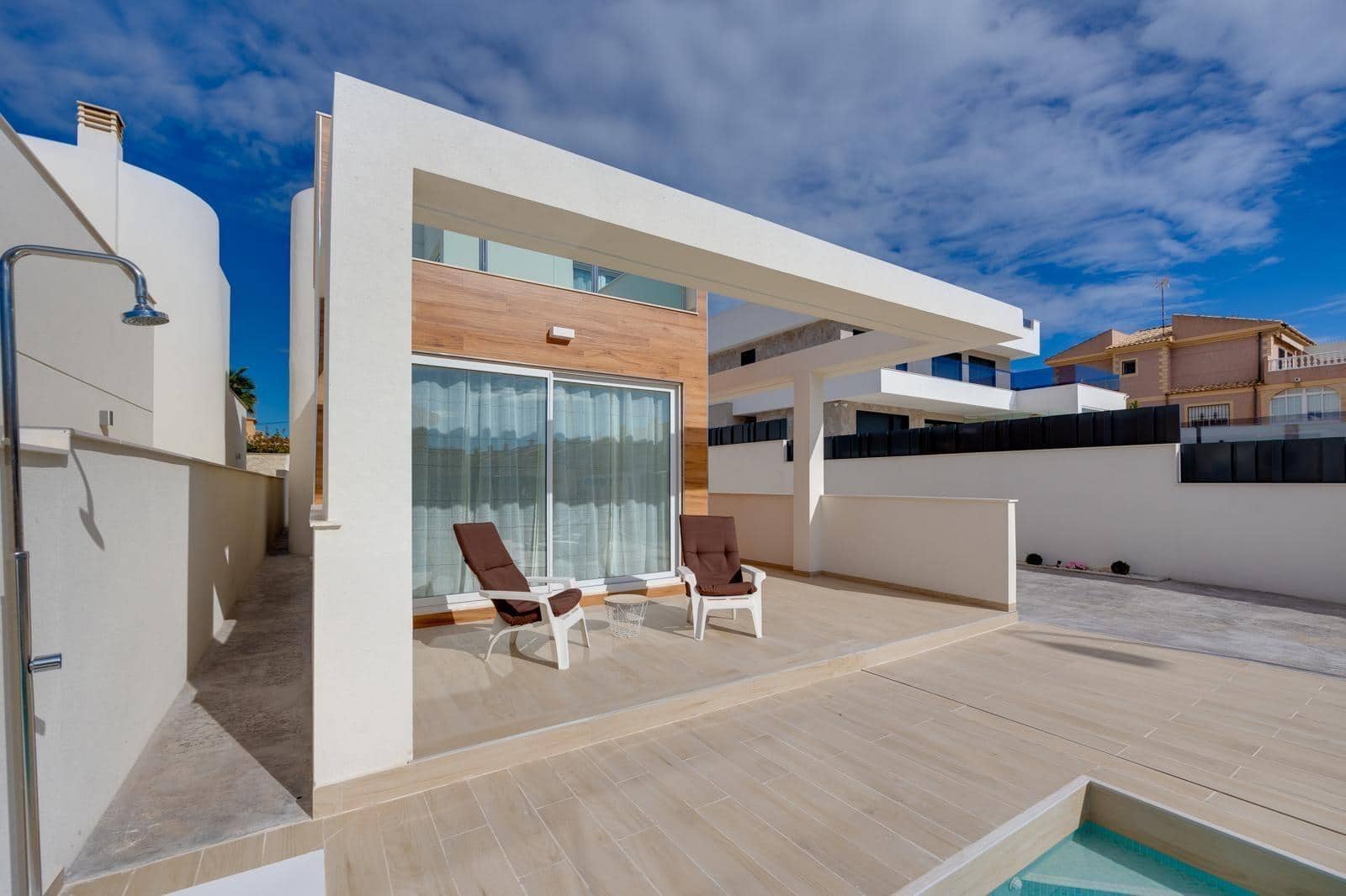 3 soveværelse Villa til salg i Torrevieja med swimmingpool - € 550.000 (Ref: 10031747)