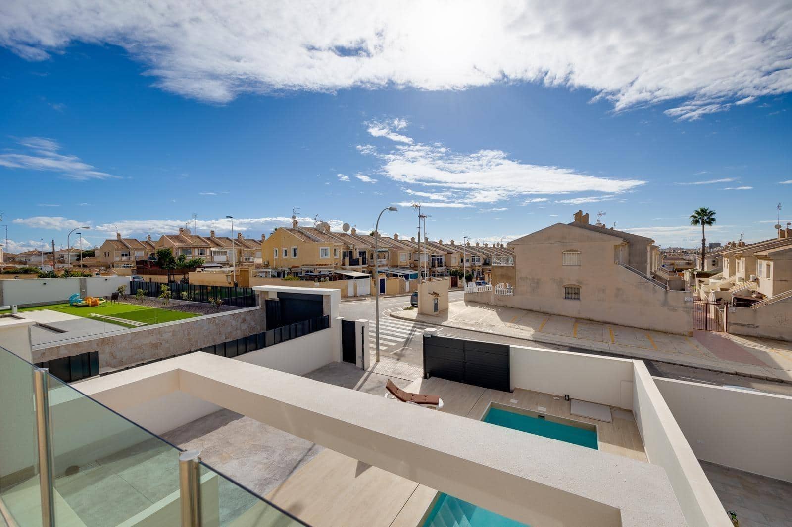 3 soveværelse Villa til salg i Torrevieja med swimmingpool - € 550.000 (Ref: 10031747)