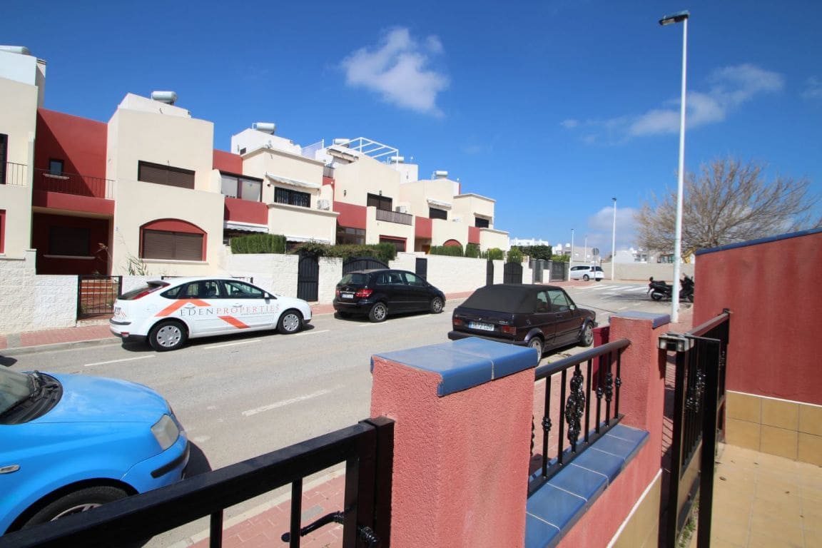 3 slaapkamer Rijtjeshuis te koop in Aguas Nuevas met zwembad - € 189.000 (Ref: 3381007)