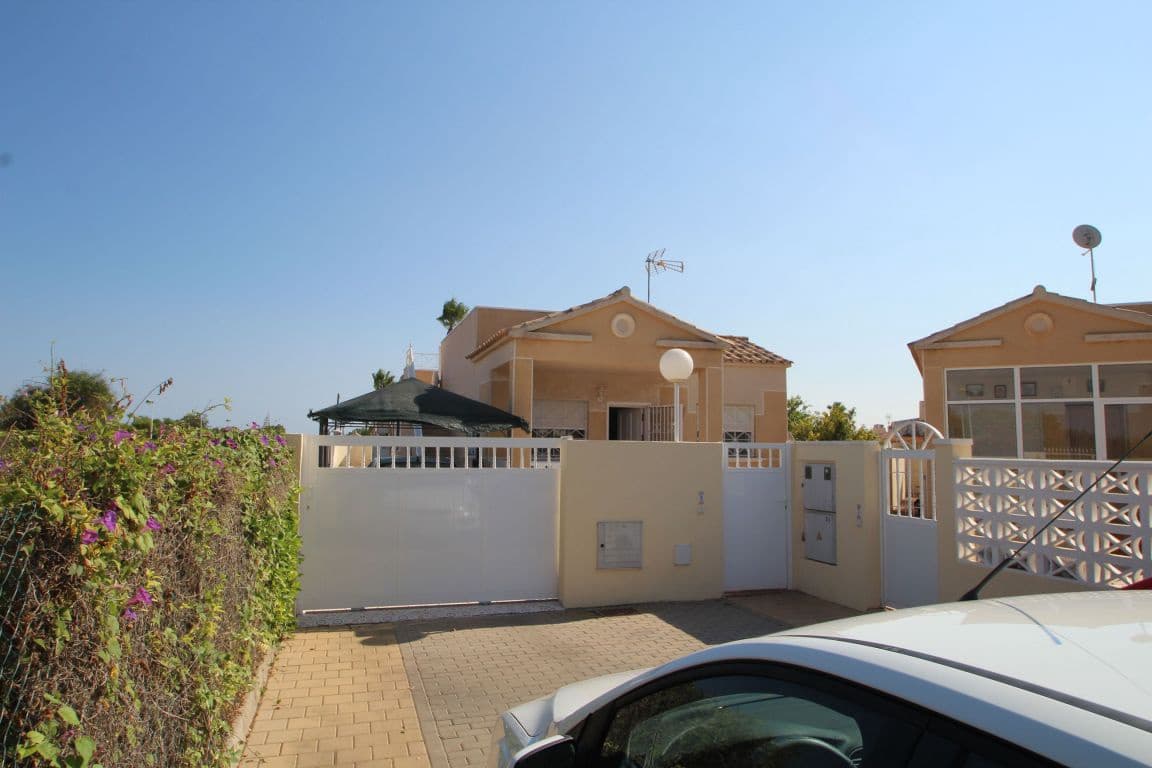 2 bedroom Villa for sale in Torrevieja with pool - € 228,000 (Ref: 3519652)