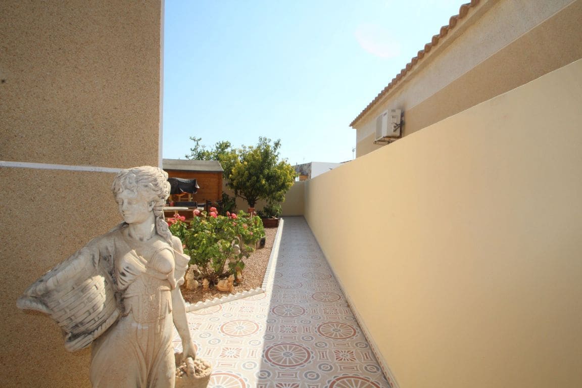 2 bedroom Villa for sale in Torrevieja with pool - € 228,000 (Ref: 3519652)