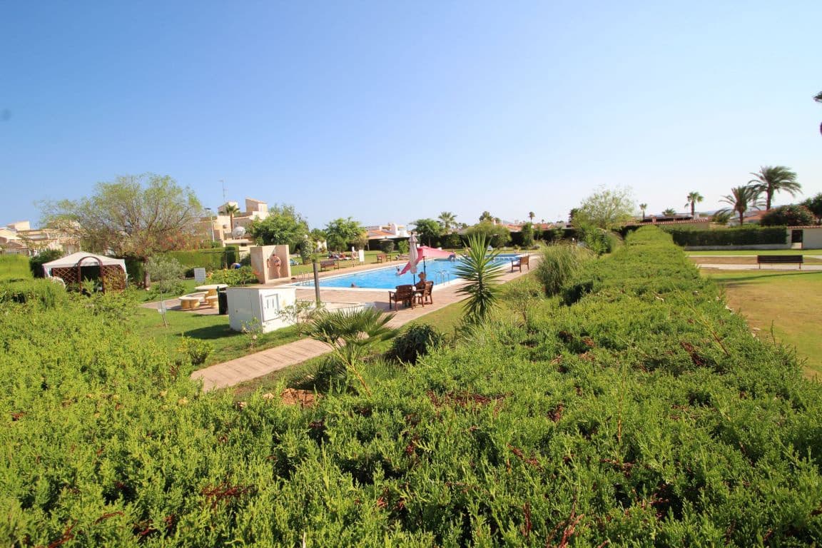 2 bedroom Villa for sale in Torrevieja with pool - € 228,000 (Ref: 3519652)