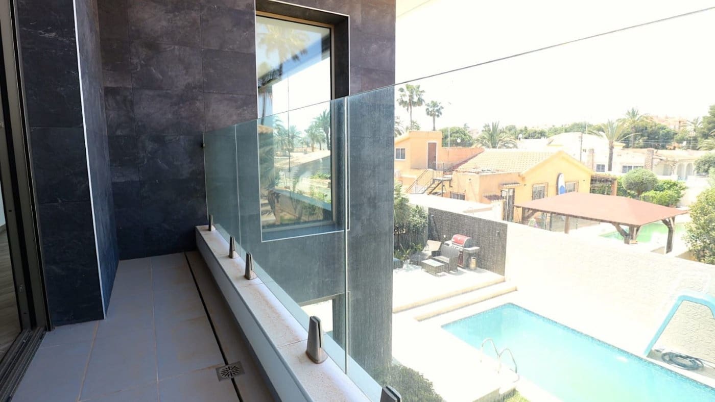 3 soveværelse Villa til salg i Torrevieja med swimmingpool garage - € 679.000 (Ref: 6892810)