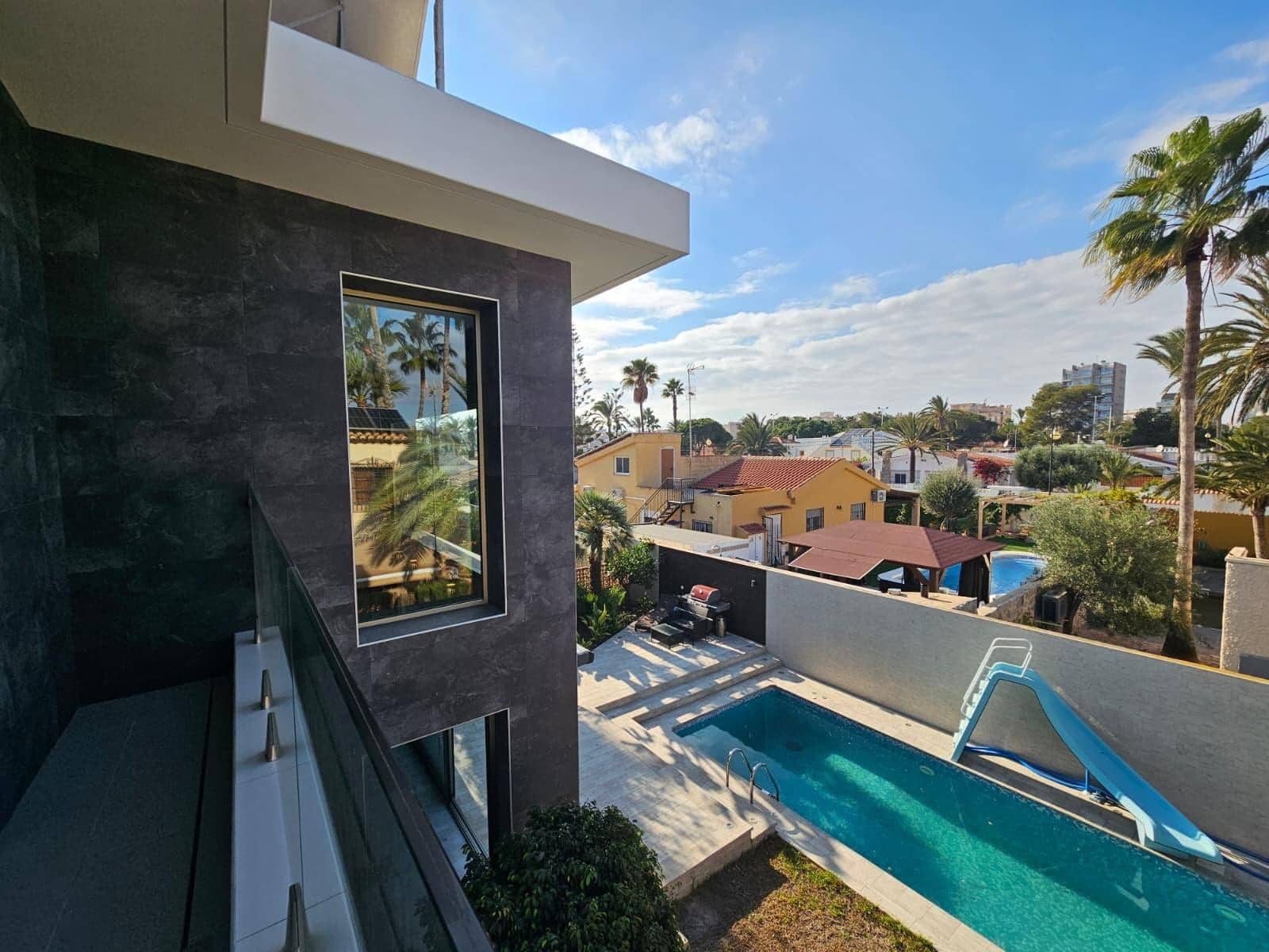 3 soverom Villa til salgs i Torrevieja med svømmebasseng garasje - € 690 000 (Ref: 6892810)